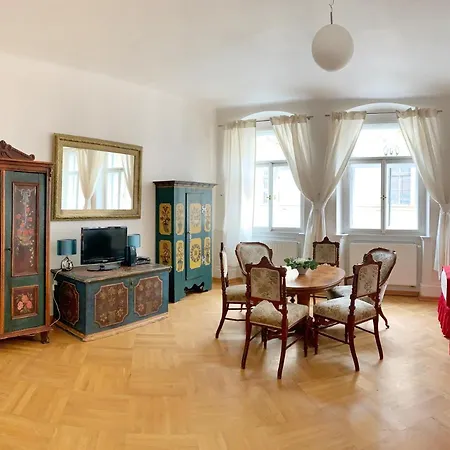 Small Luxury Palace Hotell 4*