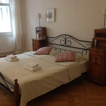 Small Luxury Palace Hotell 4*