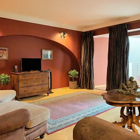 Hotell Small Luxury Palace