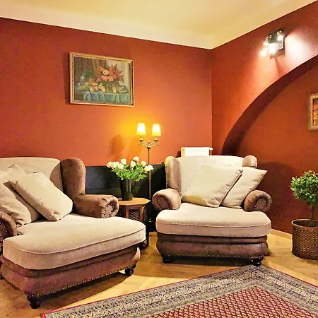 Small Luxury Palace Hotell 4*