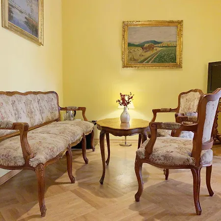 Ξενοδοχείο Small Luxury Palace 4*